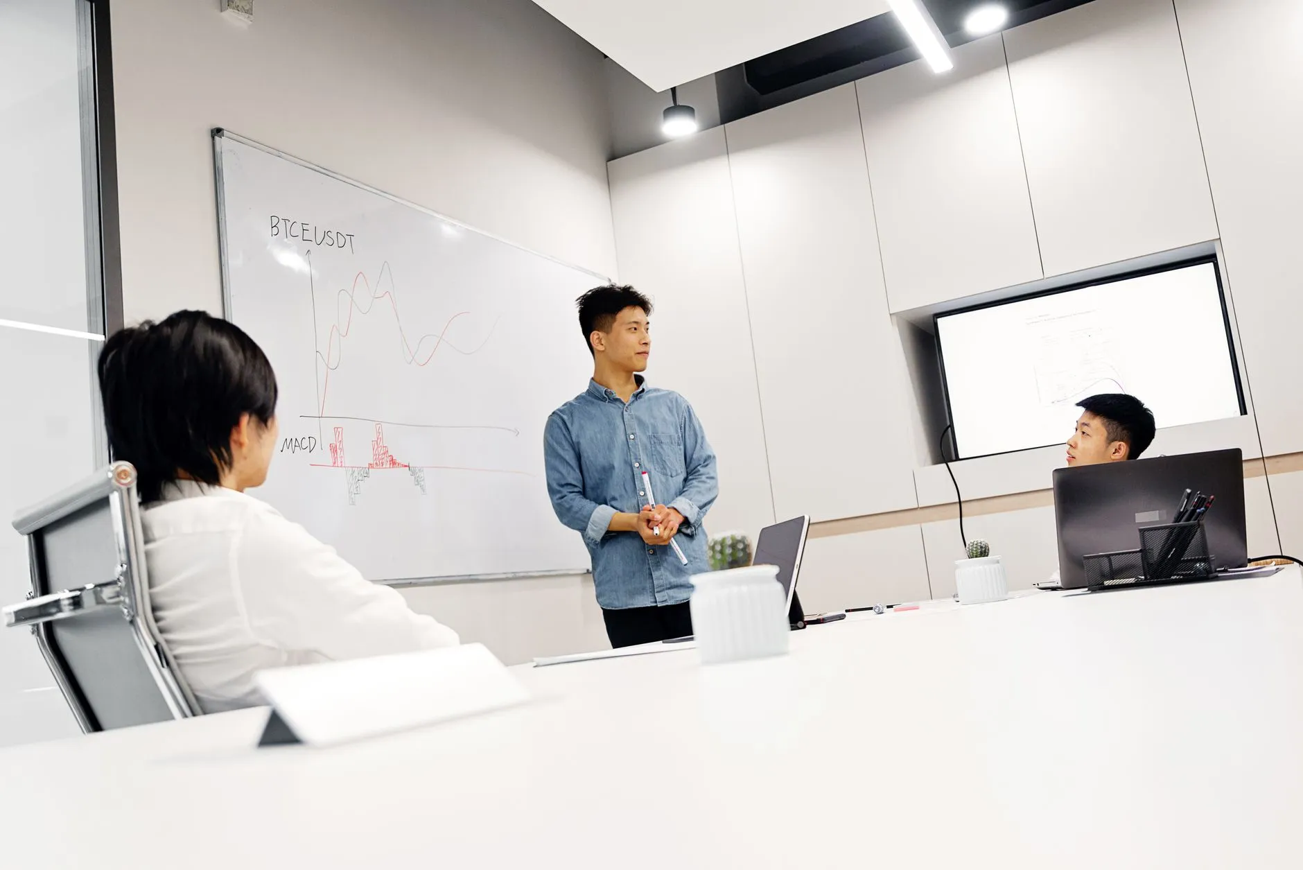 2025年生猪养殖行业最新环保政策解读与合规经营要点